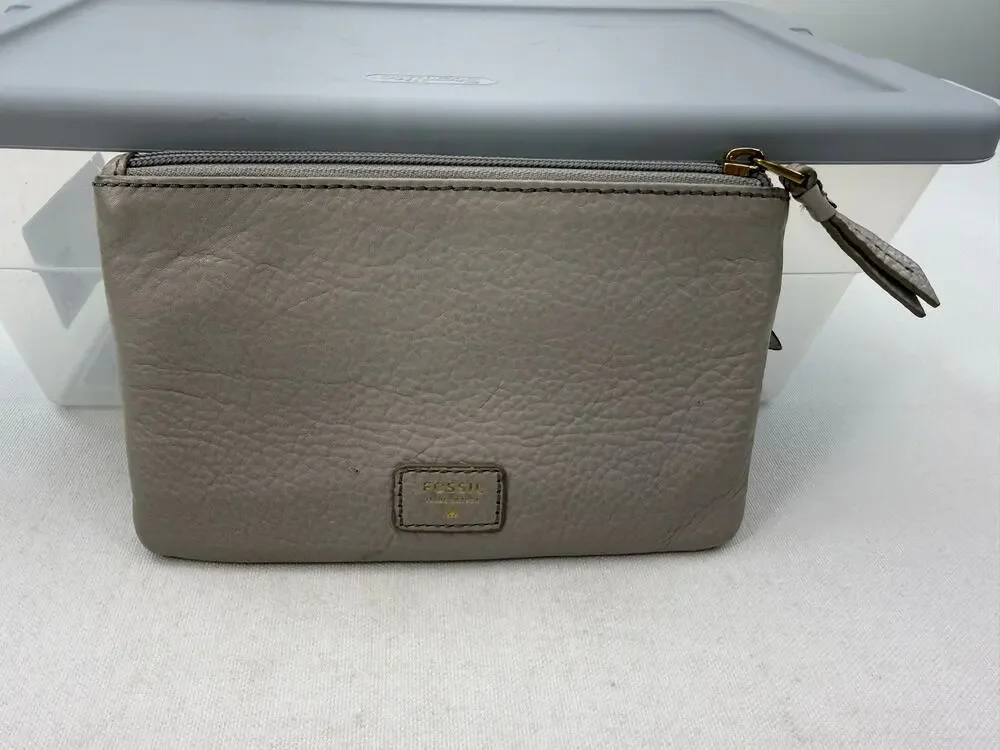Fossil Light Gray Leather Zip Wallet Clutch 7.5 x 4.5